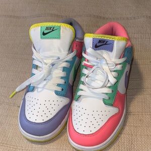 Nike Dunk Low Se Easter
Candy White/Green Glow/Sunset. Womens Size 8. Worn once.